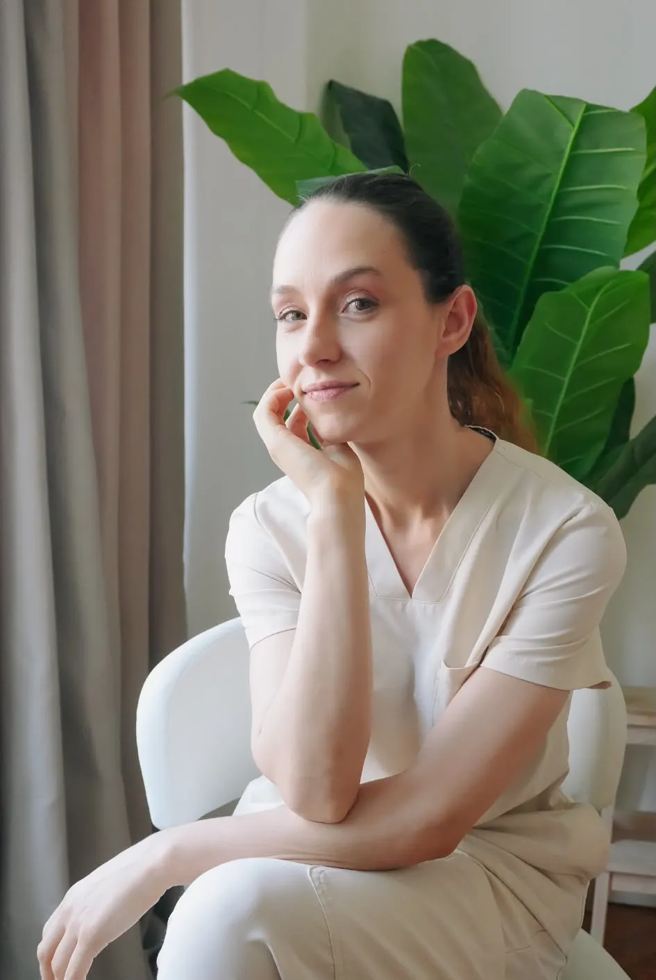 Diana Ferreira, terapeuta de massagem certificada da WellZen, no estúdio em Lisboa Saldanha